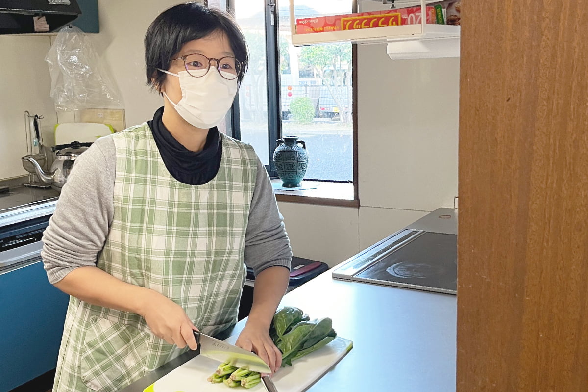 入居者を気にかけながら料理をするひじきさん