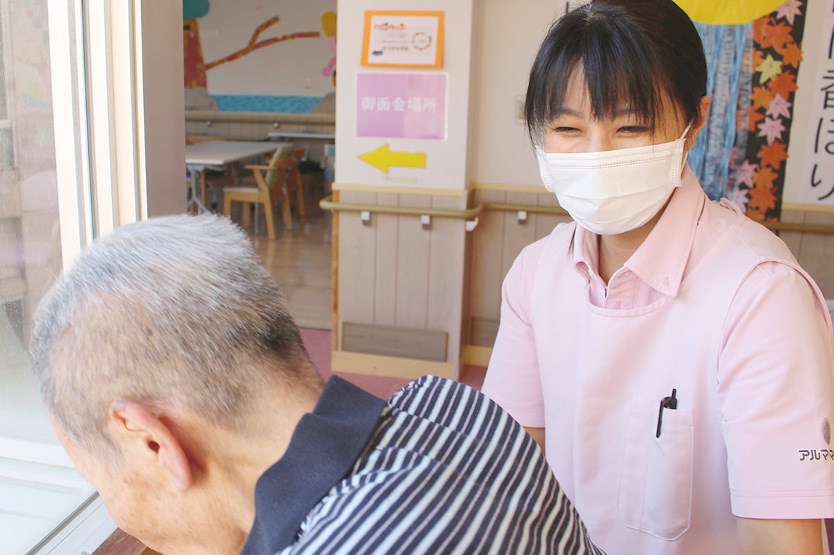 入居者とお話をするK.Iさん