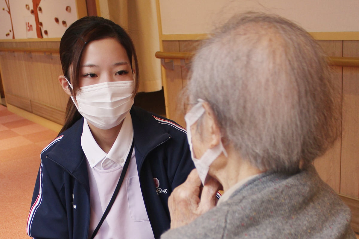 入居者と話をするO.Mさん